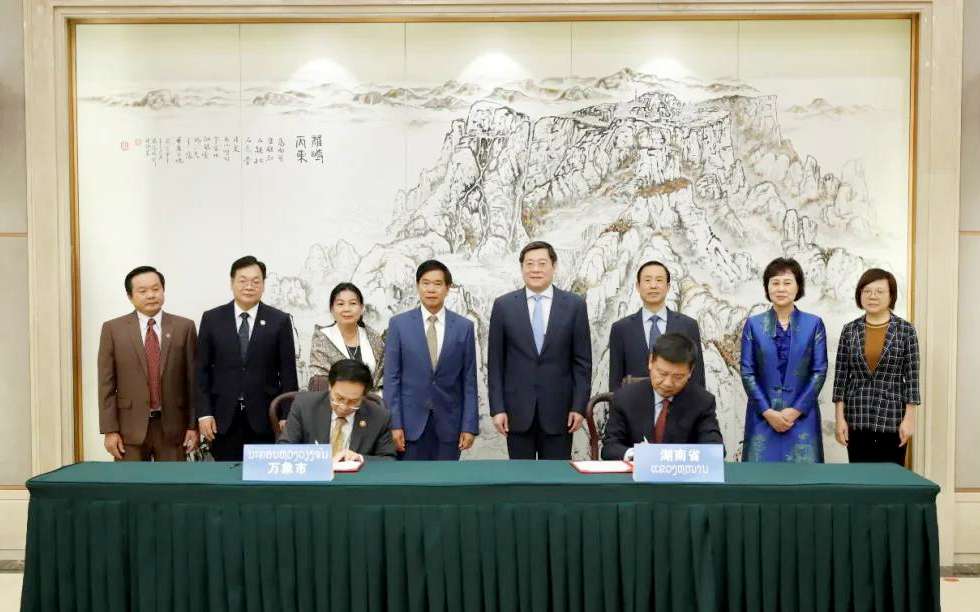 jiuyou.com九游环境向老挝万象捐赠7台环卫装备，助力“一带一路”建设